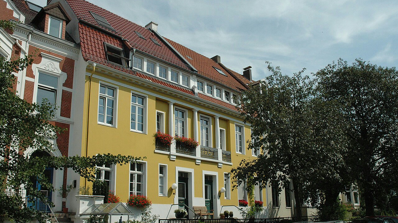 Bremer Häusergruppe an der Benquestraße mit roten Ziegeldächern.